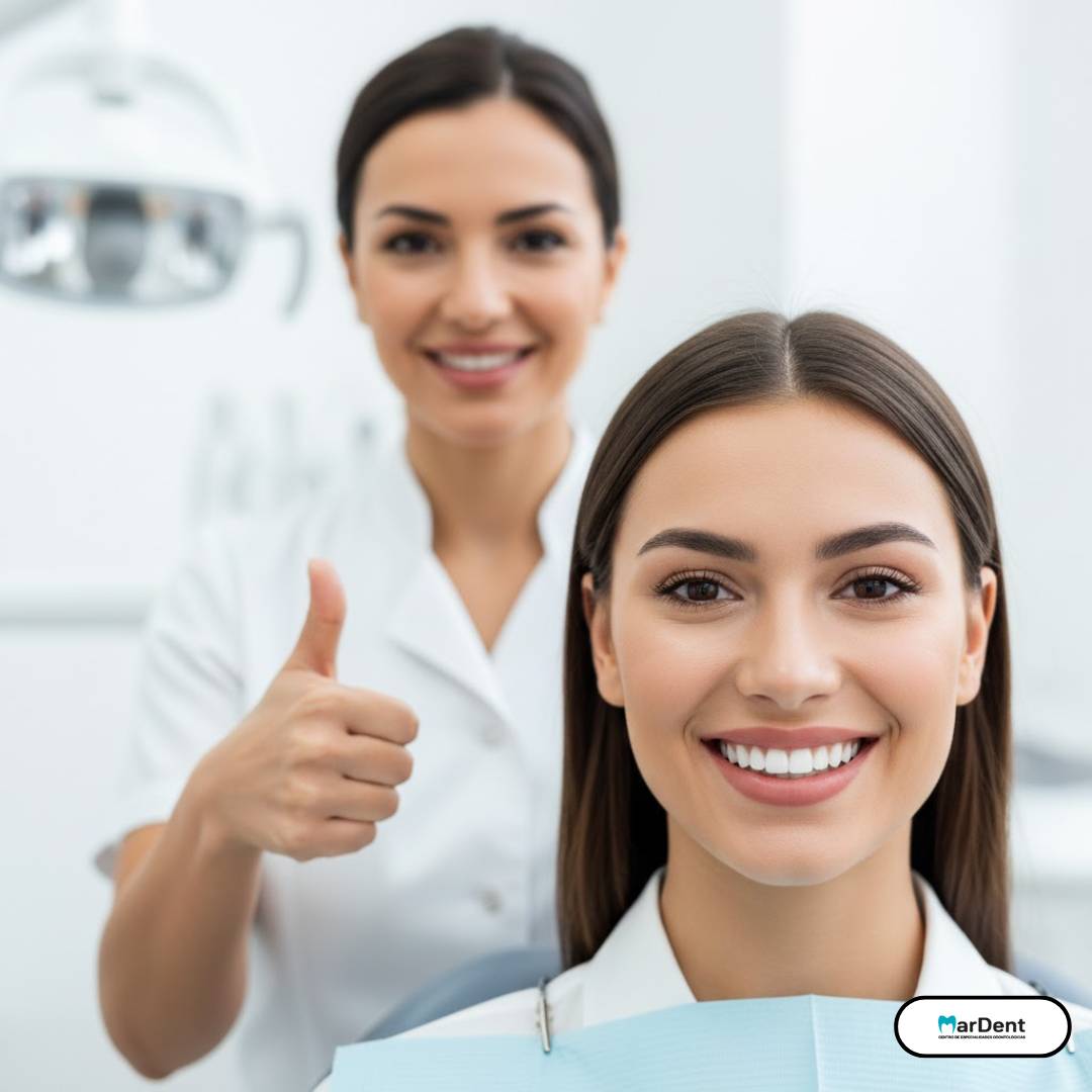 dentista mostrando el blanqueamiento dental a un paciente